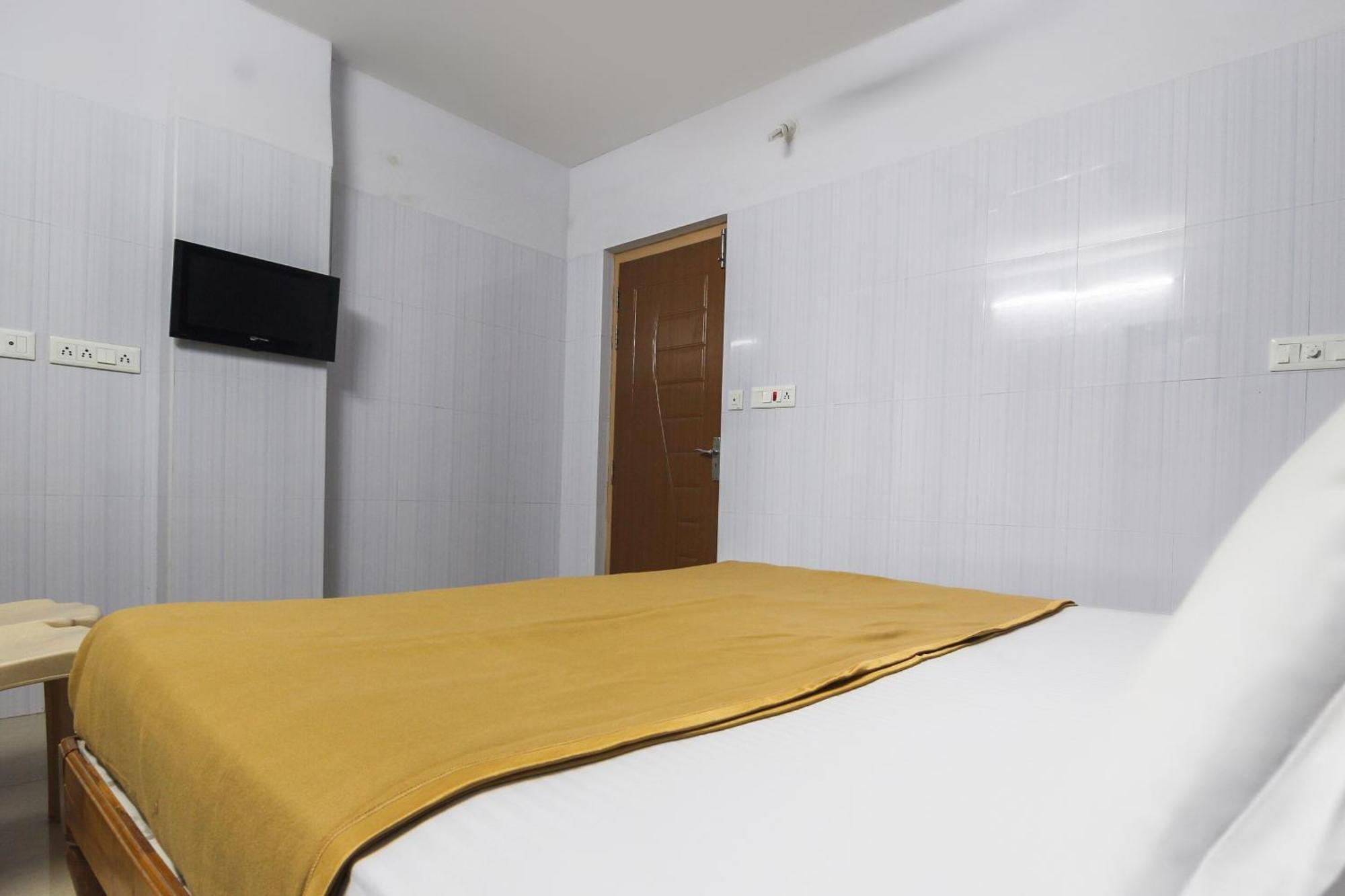 Hotel O Jks Deluxe Lodge Udaiyarpalaiyam Bagian luar foto