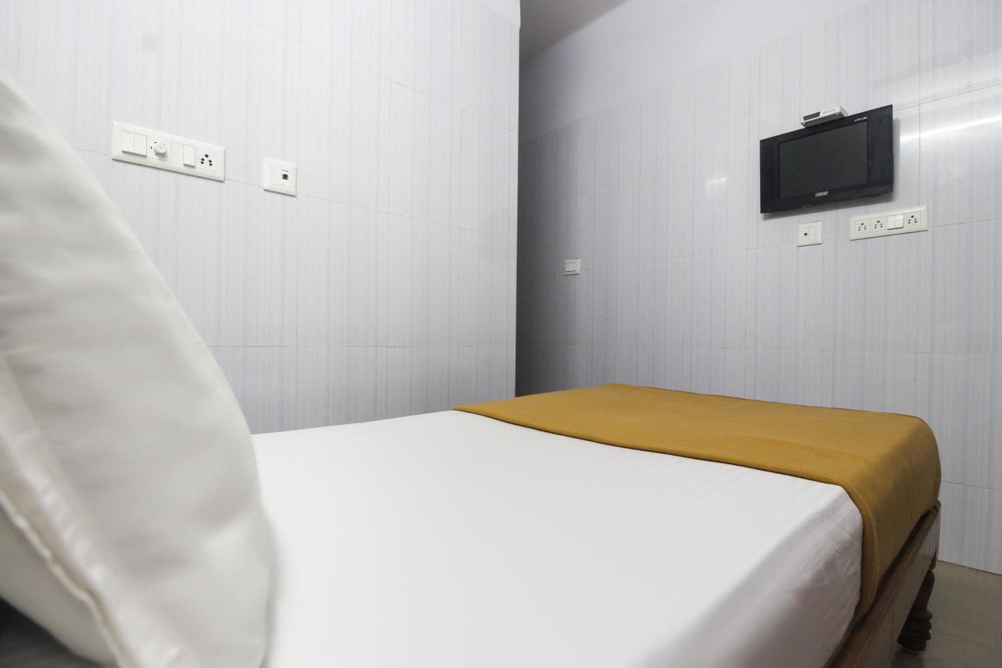 Hotel O Jks Deluxe Lodge Udaiyarpalaiyam Bagian luar foto