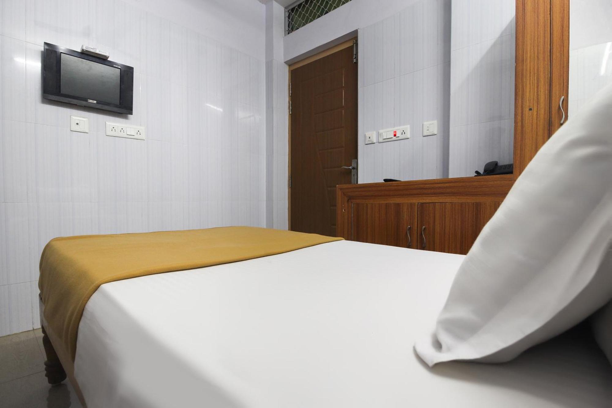 Hotel O Jks Deluxe Lodge Udaiyarpalaiyam Bagian luar foto