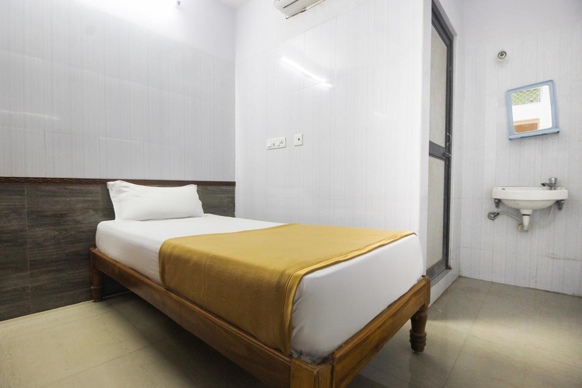 Hotel O Jks Deluxe Lodge Udaiyarpalaiyam Bagian luar foto