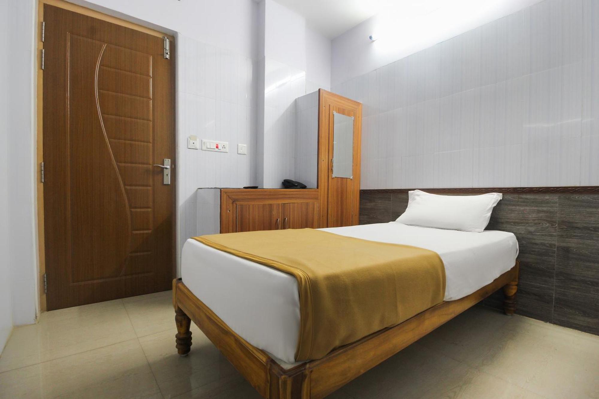 Hotel O Jks Deluxe Lodge Udaiyarpalaiyam Bagian luar foto