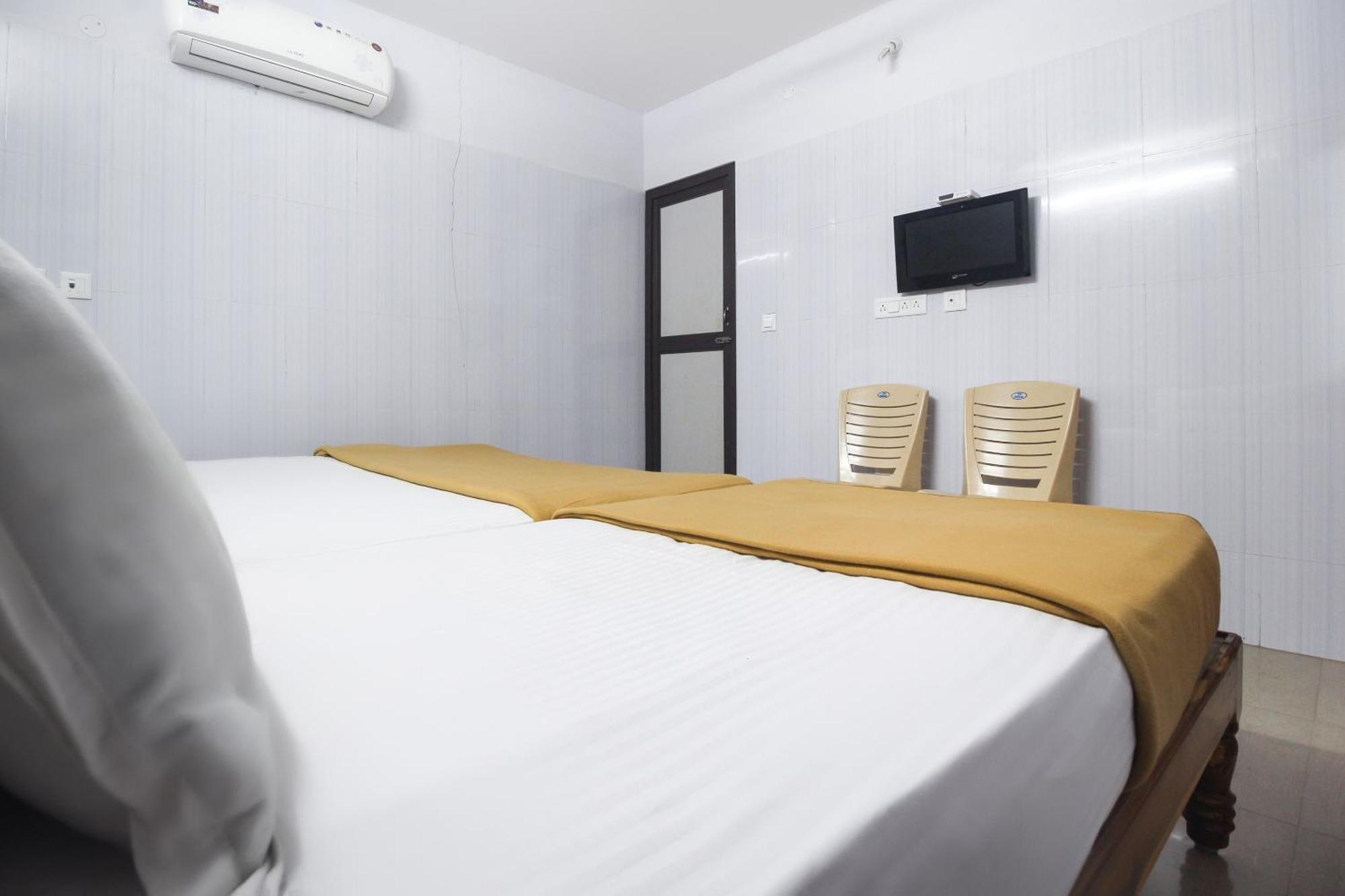 Hotel O Jks Deluxe Lodge Udaiyarpalaiyam Bagian luar foto